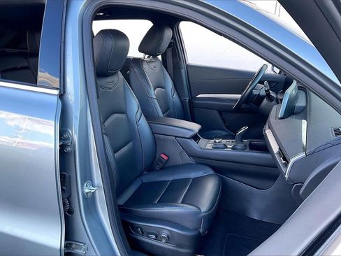 Used 2025 Cadillac XT4 Premium Luxury image 7