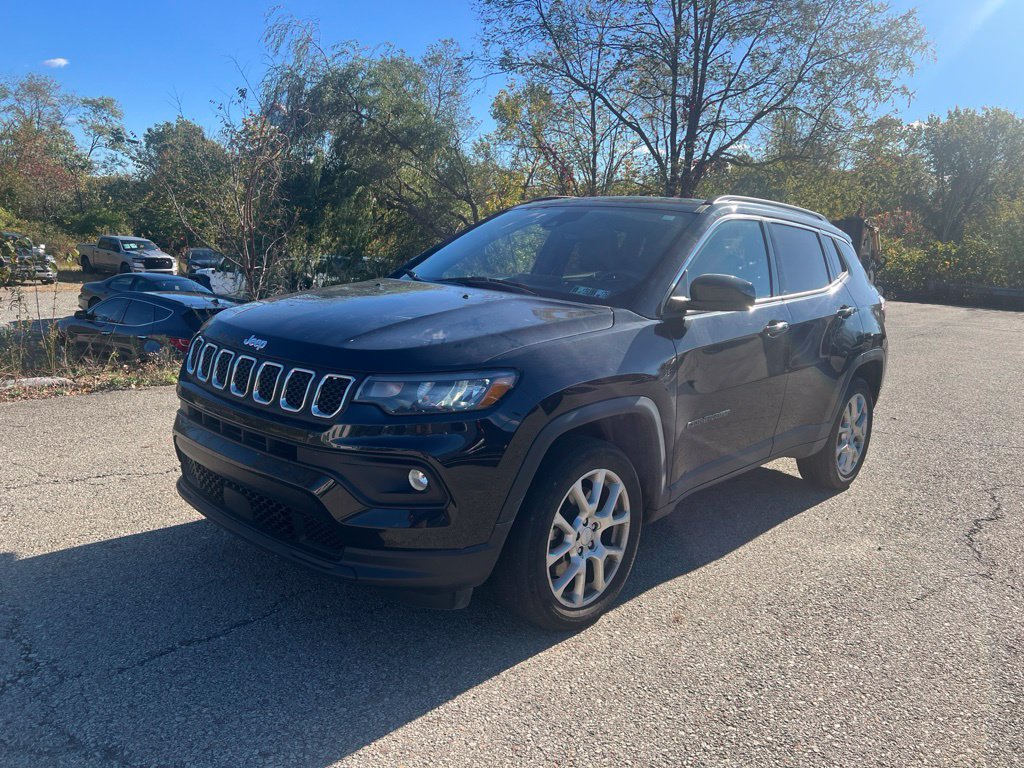 Used 2023 Jeep Compass Latitude w/ Sun and Sound Group AWD/4WD image 4