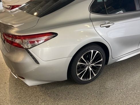 Used 2018 Toyota Camry SE image 2