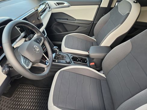 Certified 2025 Volkswagen Taos SE image 18