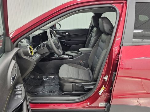Used 2025 Chevrolet Trax LT FWD image 11