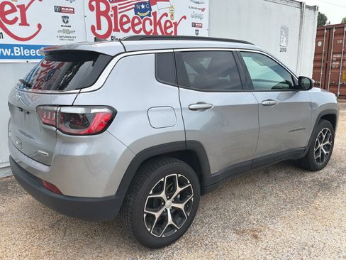 Used 2024 Jeep Compass Latitude AWD/4WD image 3