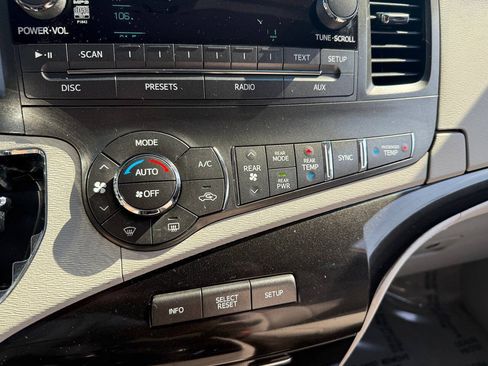 Used 2014 Toyota Sienna LE FWD image 95