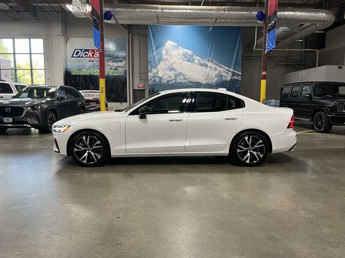 Used 2022 Volvo S60 T8 R-Design Expression AWD/4WD image 2