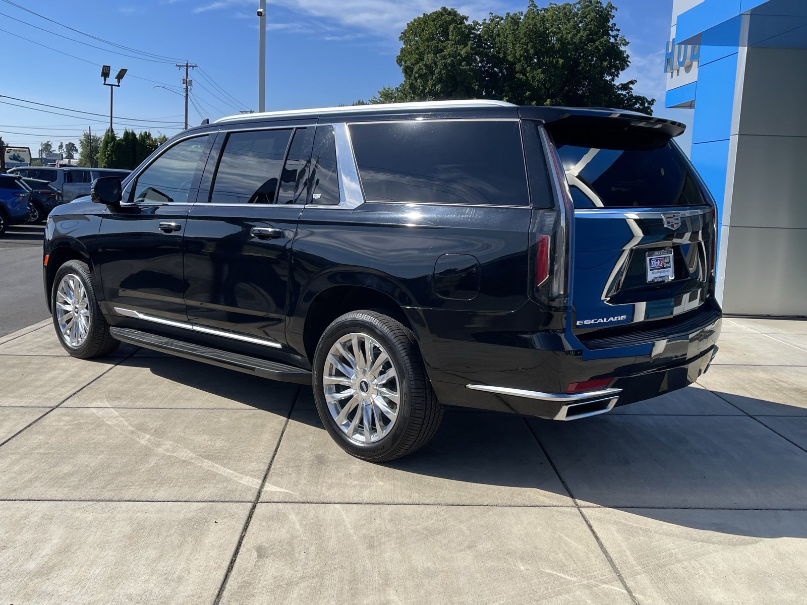 Used 2023 Cadillac Escalade ESV Premium Luxury AWD/4WD image 3