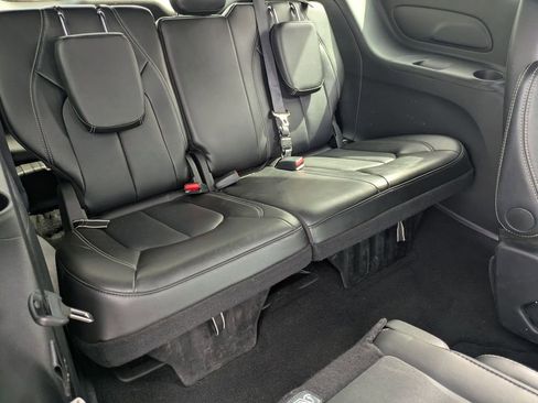 Used 2025 Chrysler Pacifica Select image 29