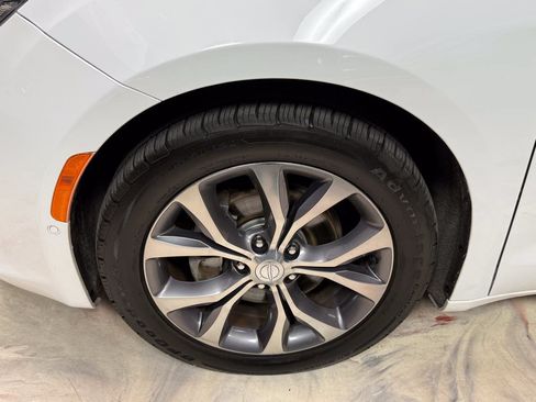 Used 2018 Chrysler Pacifica Limited w/ Tire & Wheel Group FWD image 36