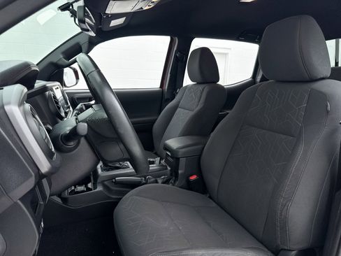 Used 2017 Toyota Tacoma TRD Sport image 17