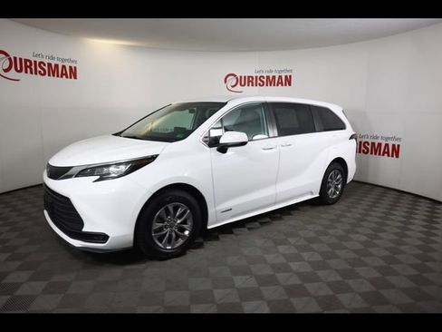 Used 2021 Toyota Sienna LE image 3