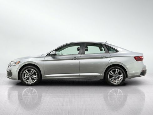 Used 2022 Volkswagen Jetta SE FWD image 2