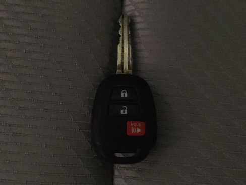 Used 2019 Toyota Highlander LE image 32