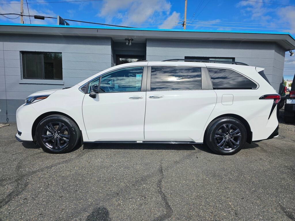 Used 2024 Toyota Sienna XSE AWD/4WD image 2