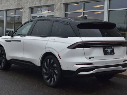 Used 2024 Lincoln Nautilus Reserve w/ Equipment Group 202A image 10