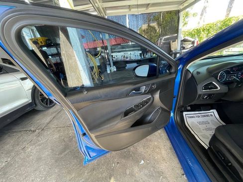 Used 2017 Chevrolet Cruze LT w/ Convenience Package FWD image 5
