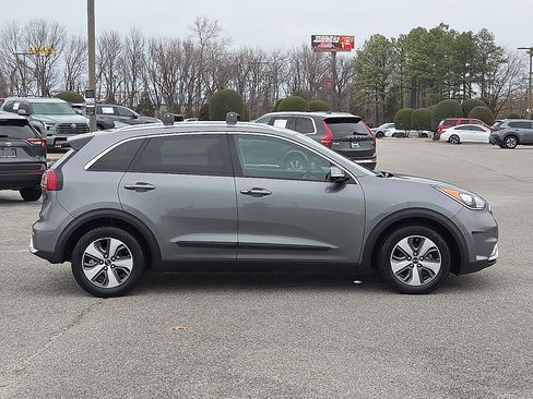 Used 2017 Kia Niro EX image 6