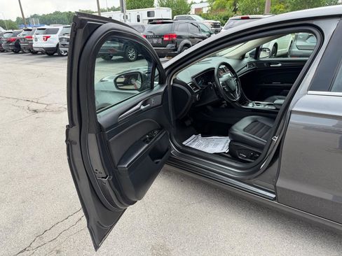 Used 2018 Ford Fusion SE w/ Equipment Group 201A FWD image 13
