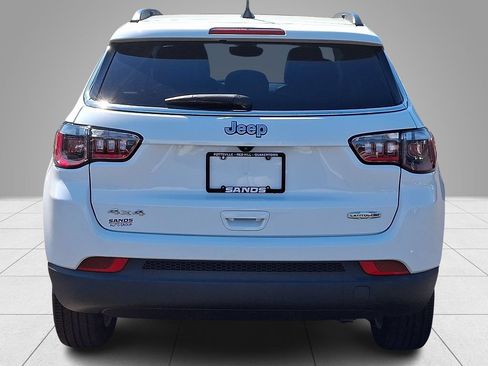 Used 2022 Jeep Compass Latitude w/ Sun and Sound Group AWD/4WD image 6