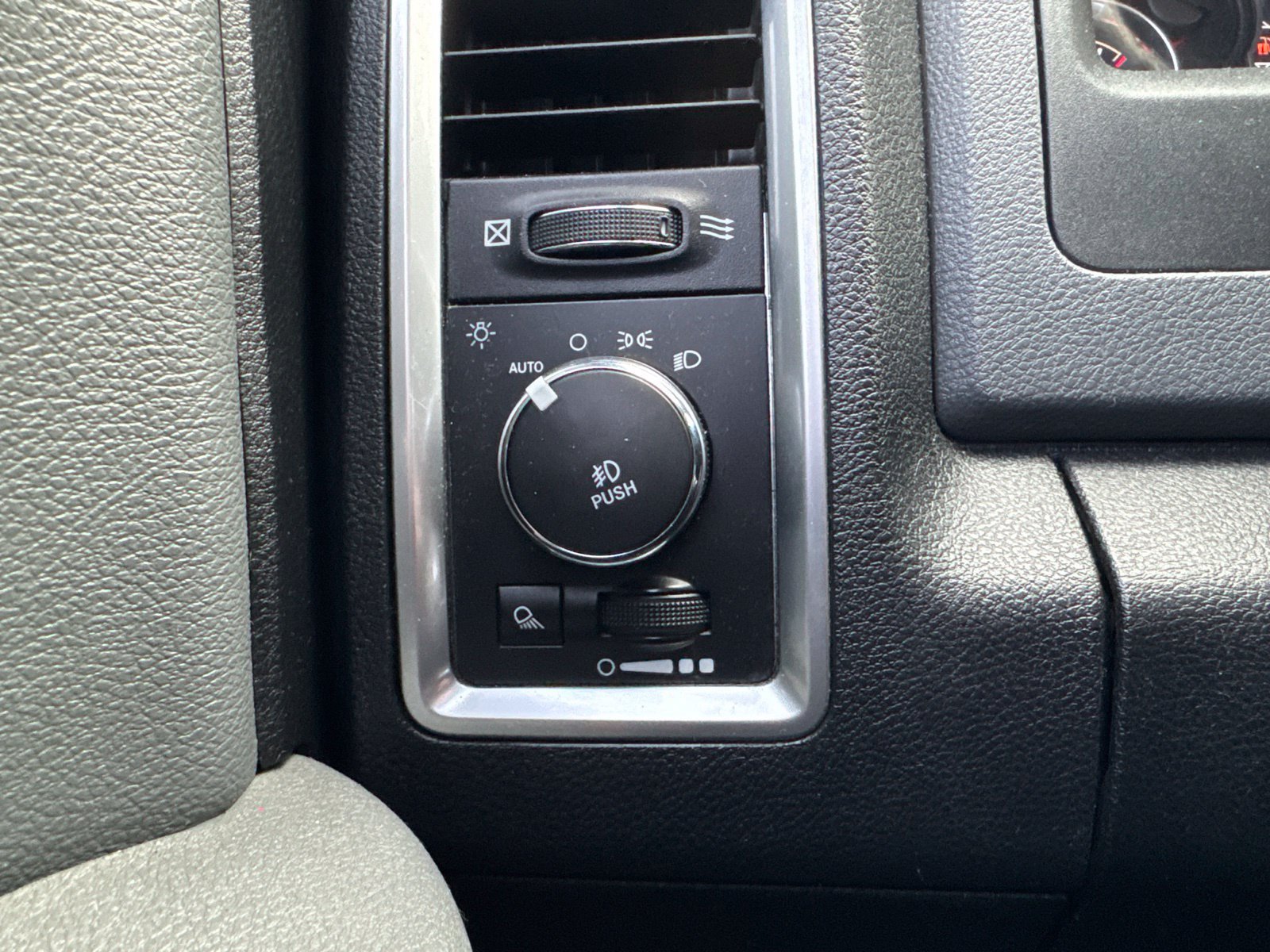 Used 2016 RAM 1500 Classic SLT AWD/4WD image 22