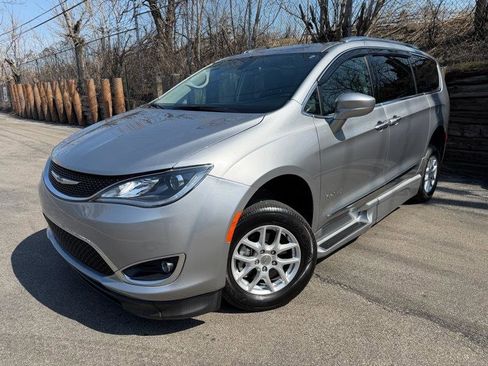 Used 2020 Chrysler Pacifica Touring-L image 5
