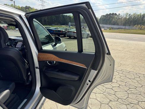 Used 2022 Volvo XC90 T6 Momentum w/ Climate Package AWD/4WD image 17