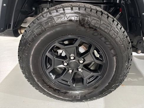 Used 2022 Jeep Gladiator Willys image 11