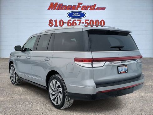 Used 2023 Lincoln Navigator Reserve image 3