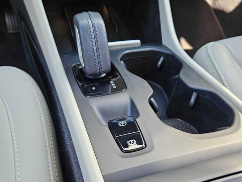 Used 2021 Volvo XC40 T5 Momentum w/ Protection Package Premier image 33