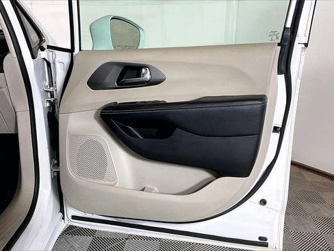 Used 2022 Chrysler Pacifica Touring-L image 23