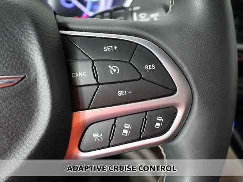 Used 2023 Chrysler Pacifica Touring-L FWD image 3