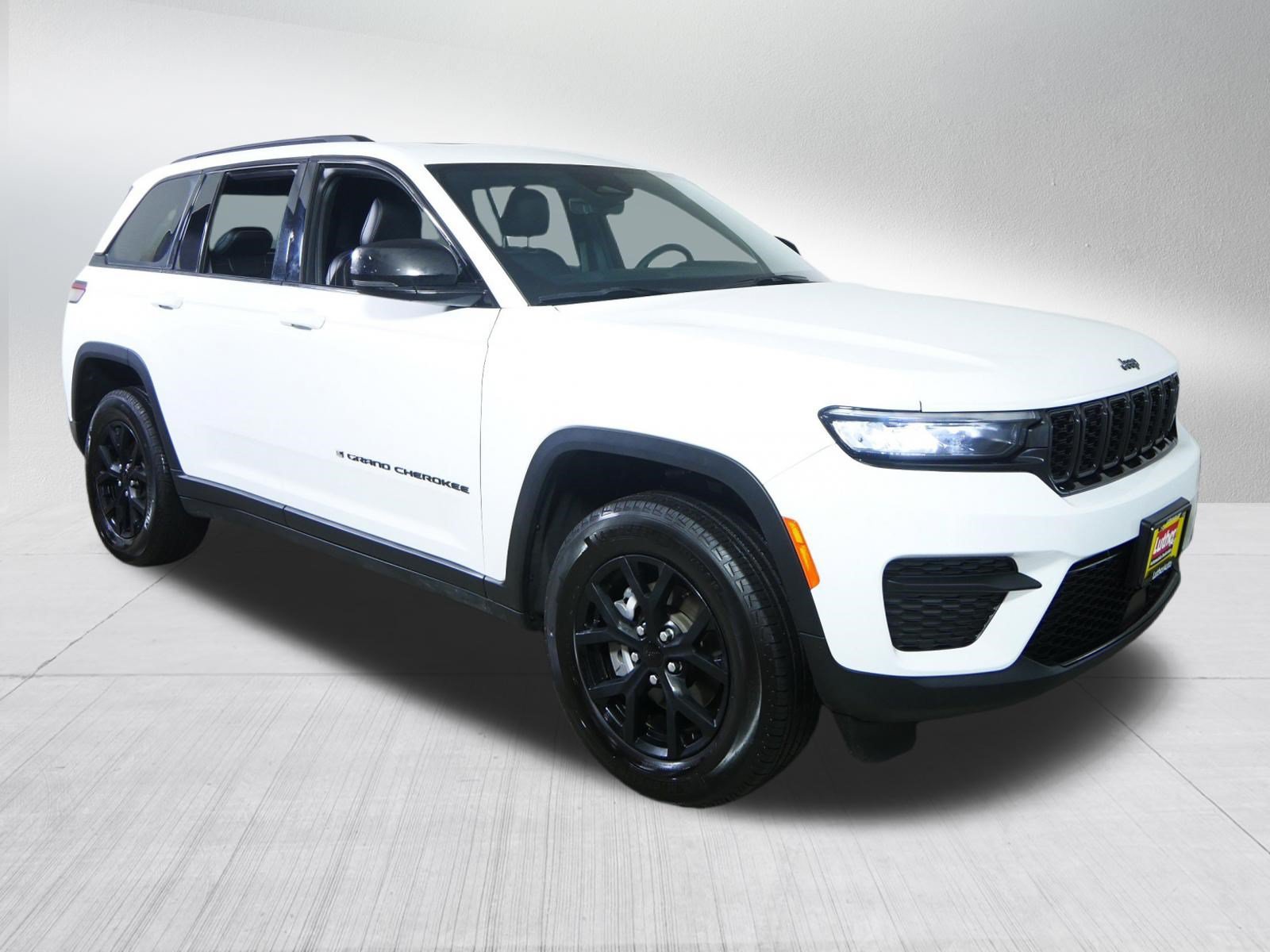 Used 2025 Jeep Grand Cherokee Altitude AWD/4WD image 1