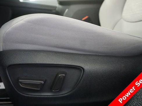 Used 2025 Toyota Sienna LE image 7