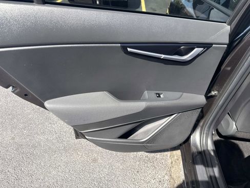 Used 2023 Kia Niro EX Touring FWD image 16