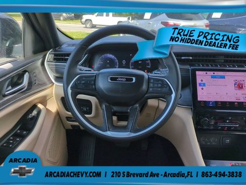 Used 2024 Jeep Grand Cherokee Limited w/ Black Appearance Package AWD/4WD image 16