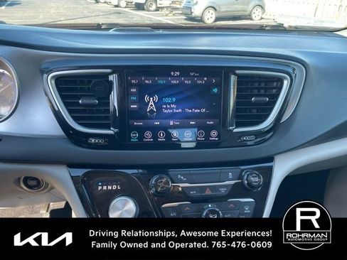 Used 2018 Chrysler Pacifica Touring-L image 11