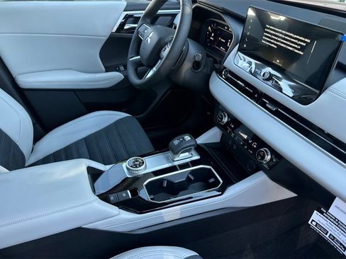 New 2025 Mitsubishi Outlander SE image 16