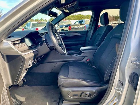 Used 2024 Jeep Grand Cherokee Laredo X image 18