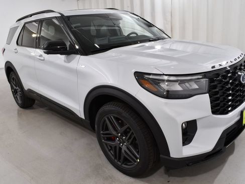 New 2026 Ford Explorer ST-Line w/ ST-Line Street Pack AWD/4WD image 5