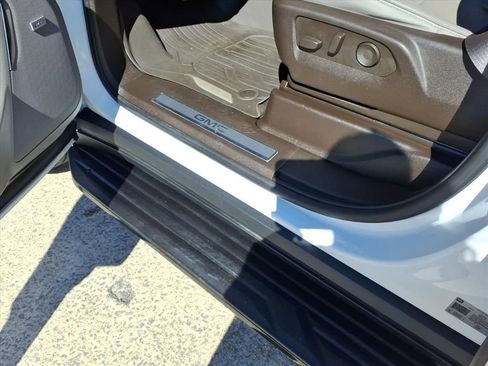 Used 2023 GMC Yukon SLT w/ SLT Premium Package image 16