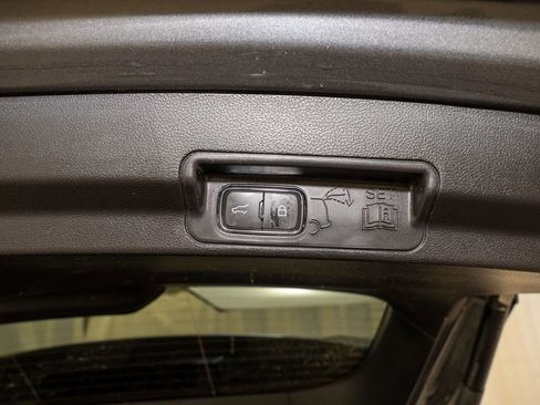 Used 2021 Ford Explorer XLT w/ Equipment Group 202A image 7