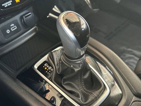 Used 2020 Nissan Rogue SV FWD image 28