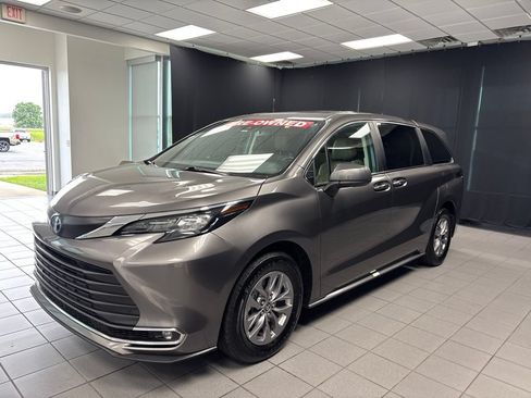 Used 2024 Toyota Sienna XLE FWD image 9
