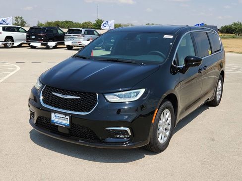 New 2026 Chrysler Pacifica Select image 1