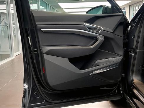 Used 2023 Audi e-tron Premium Plus w/ Premium Plus Package image 22