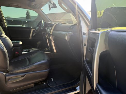 Used 2019 Toyota 4Runner SR5 AWD/4WD image 31