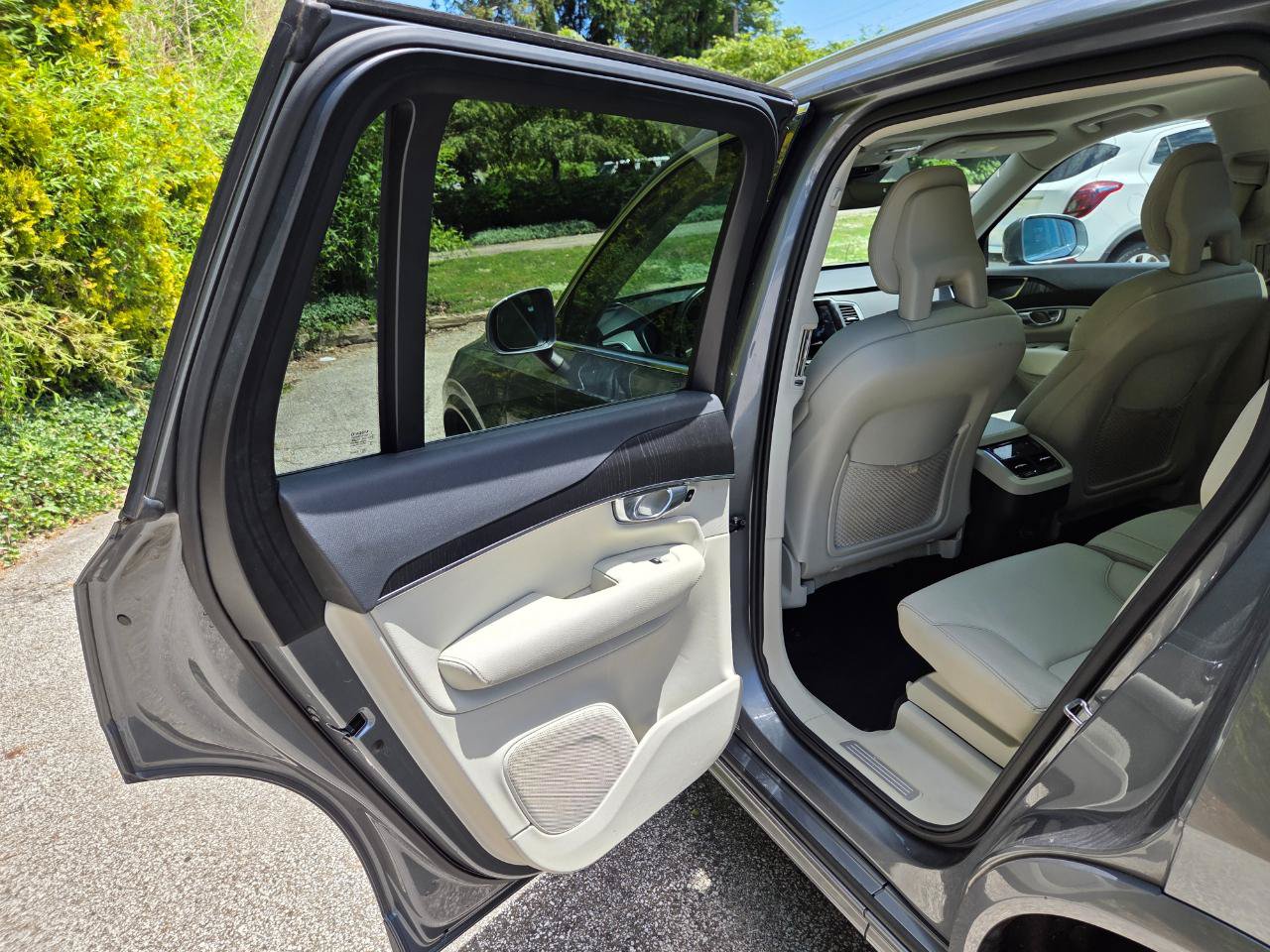 Used 2020 Volvo XC90 T5 Momentum w/ Protection Package Premier AWD/4WD image 13