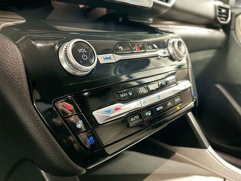 Used 2022 Ford Explorer Limited w/ Equipment Group 301A image 16