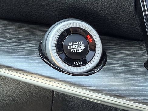 Used 2024 Jeep Wagoneer Series III w/ Premium Group I AWD/4WD image 18