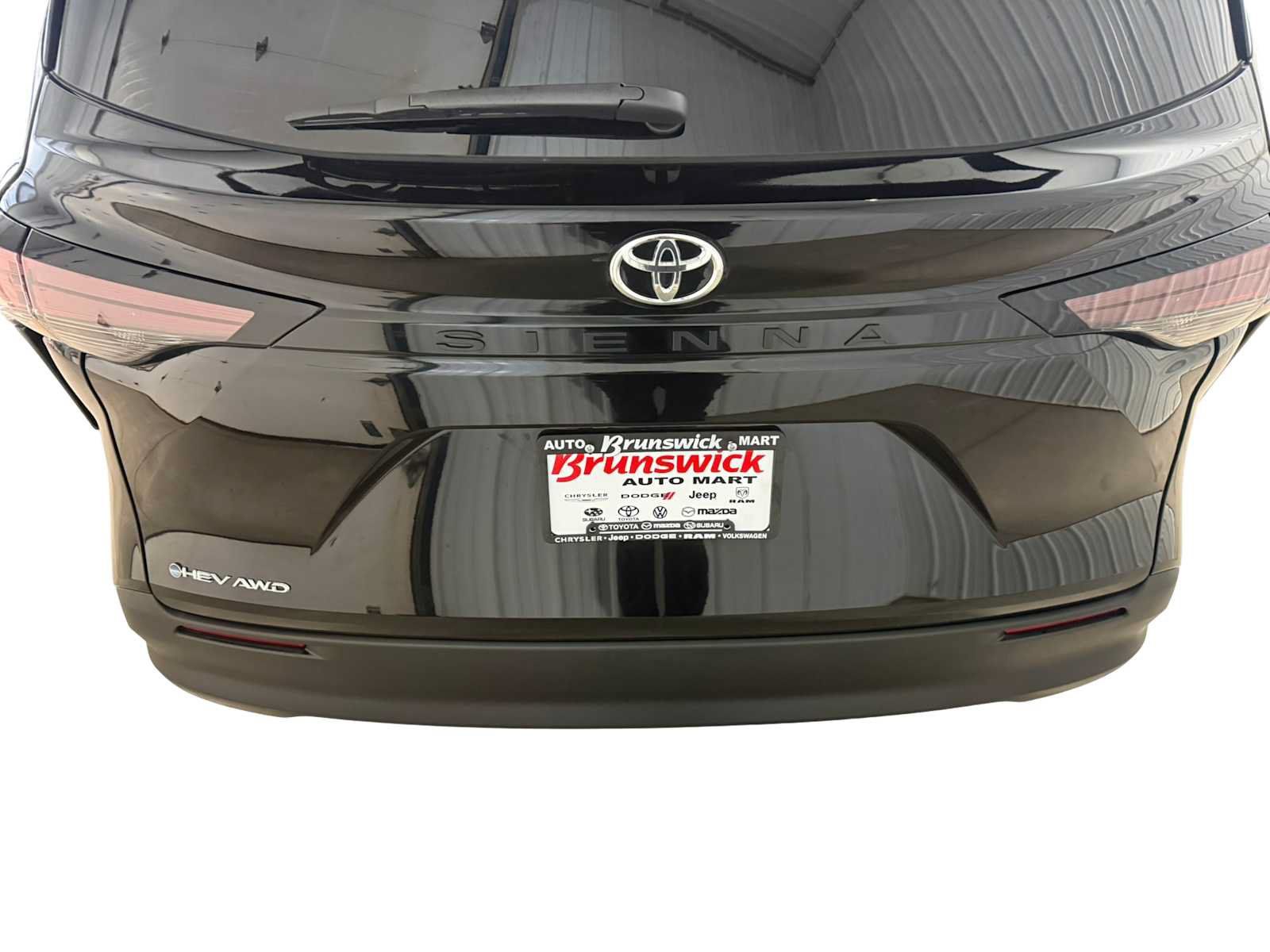 Used 2026 Toyota Sienna LE AWD/4WD image 16