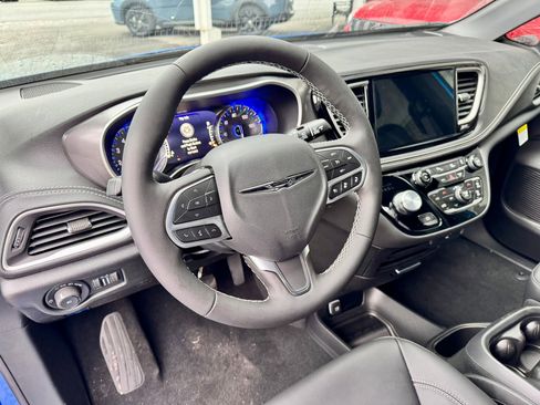 New 2026 Chrysler Pacifica Select image 11