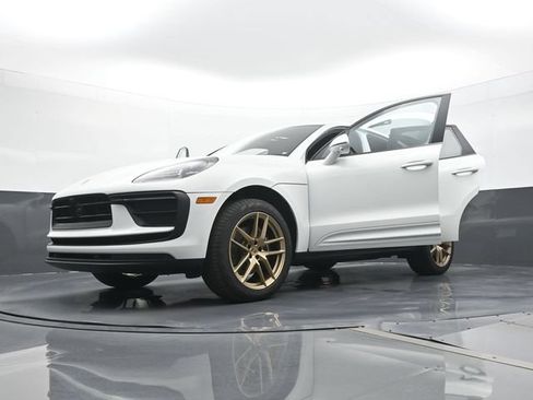Certified 2025 Porsche Macan AWD/4WD image 31